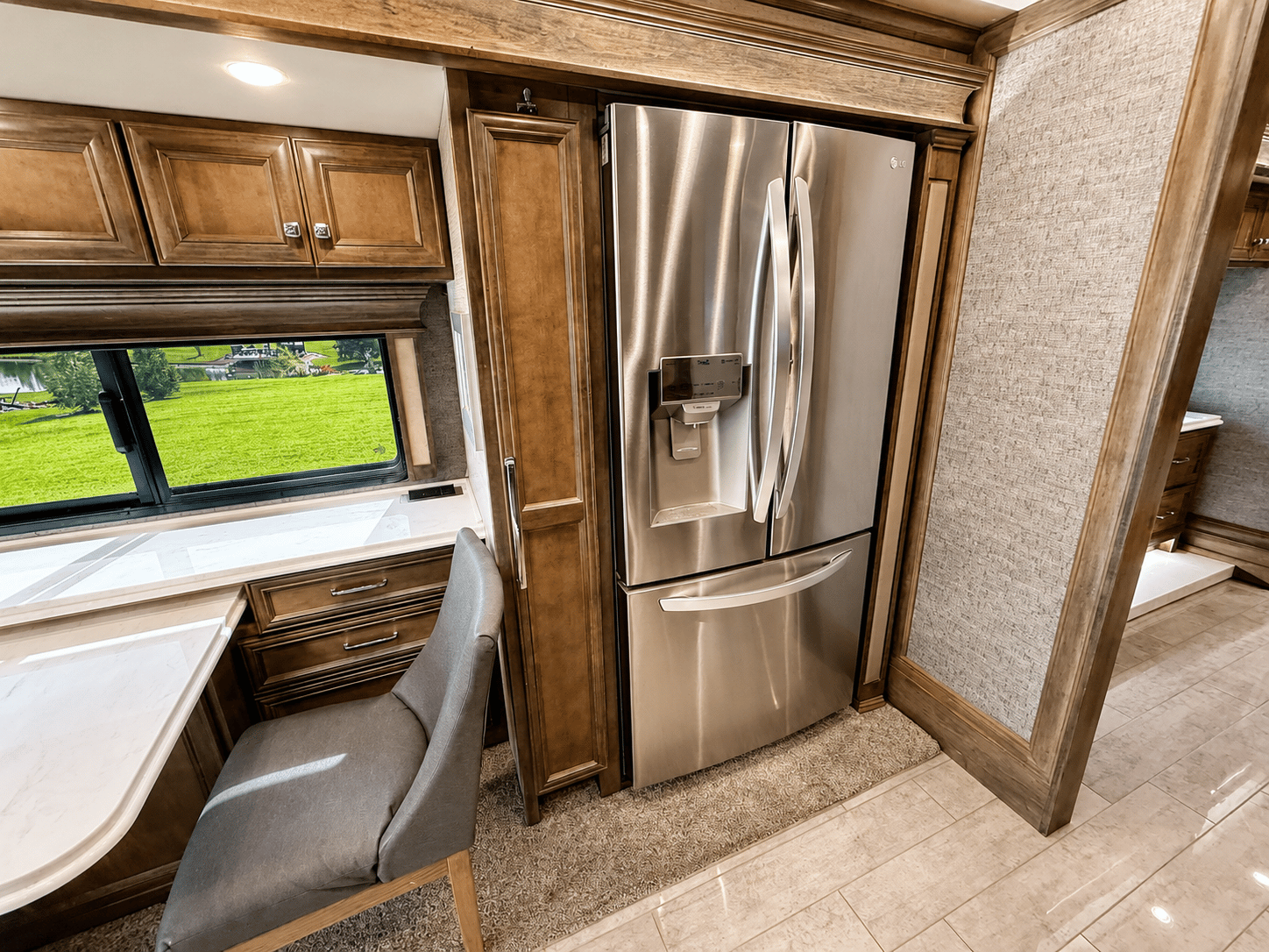 2022 Tiffin Motorhomes  2022 Tiffin Motorhomes  Phaeton - thumbnail 18