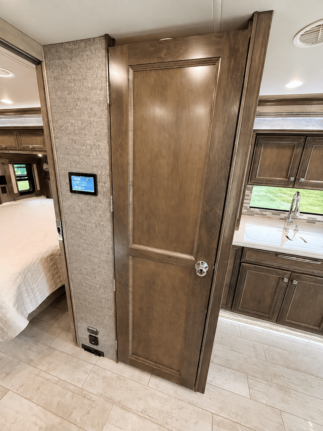 2022 Tiffin Motorhomes  2022 Tiffin Motorhomes  Phaeton - thumbnail 19
