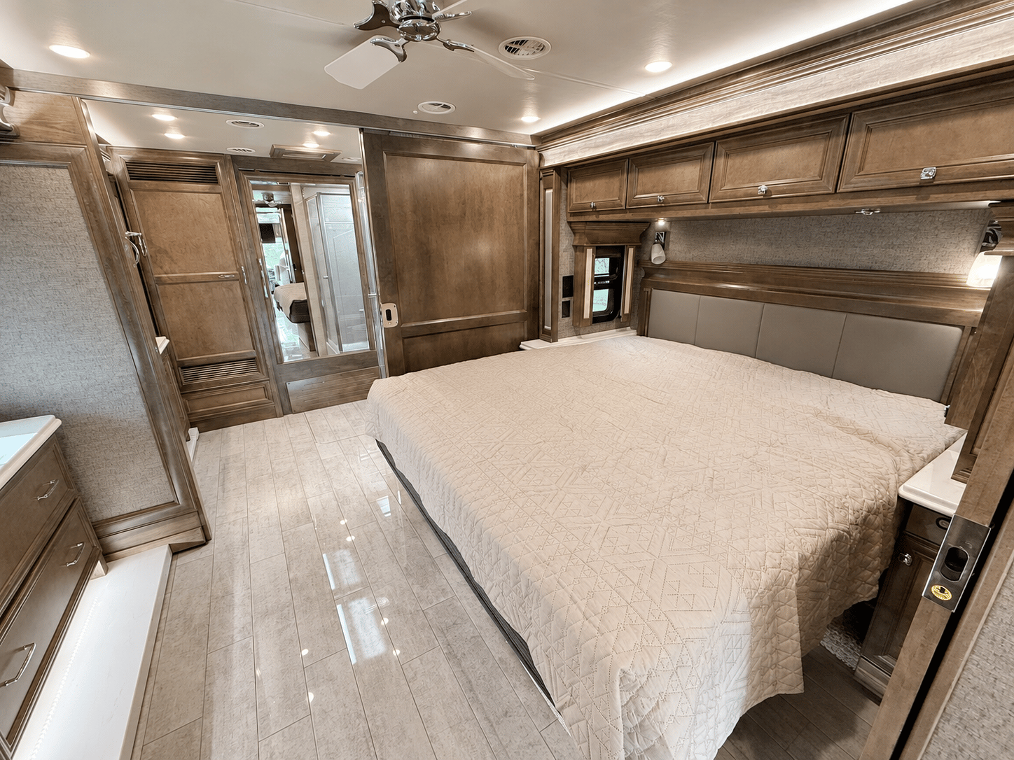 2022 Tiffin Motorhomes  2022 Tiffin Motorhomes  Phaeton - thumbnail 21