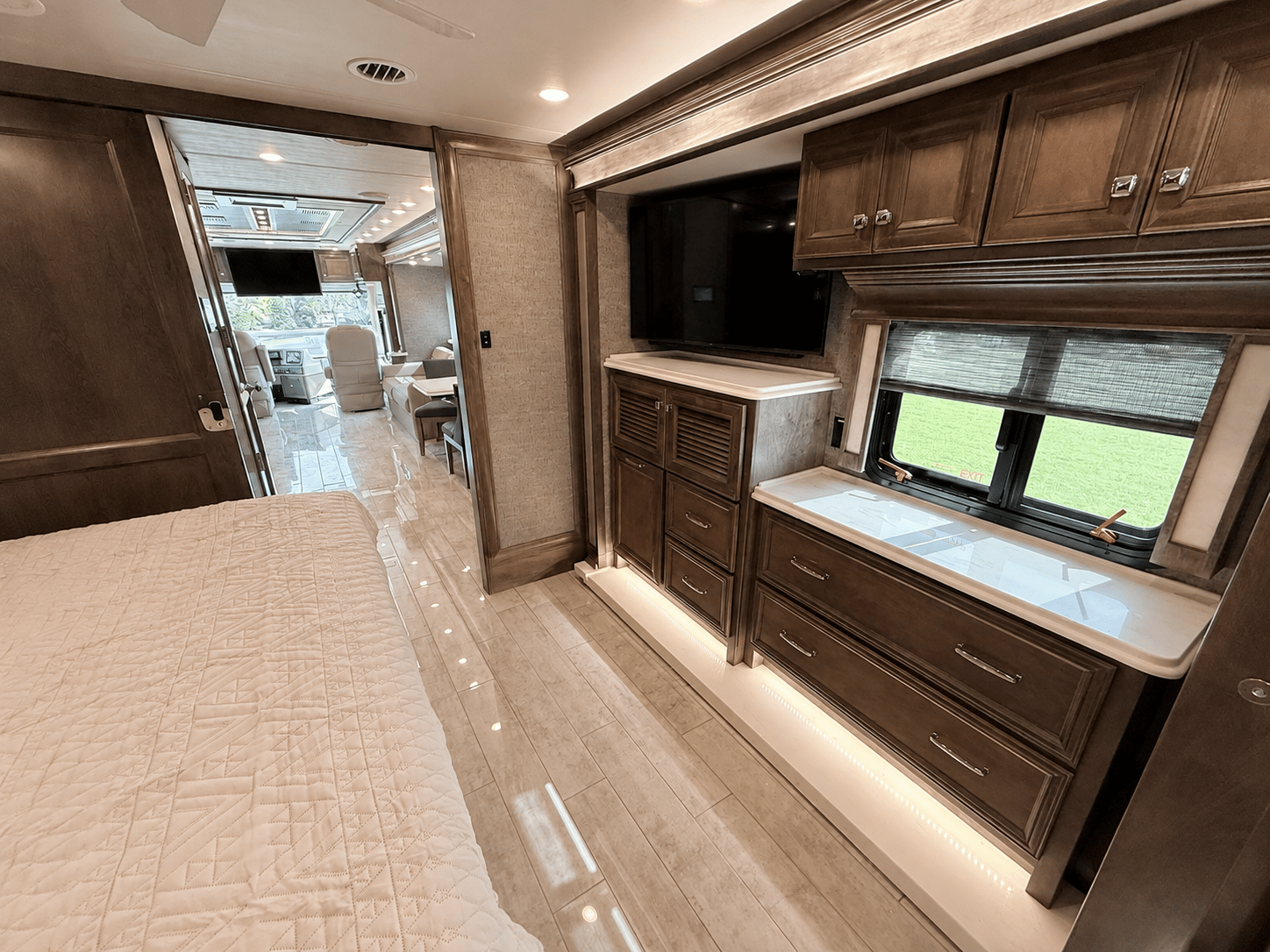 2022 Tiffin Motorhomes  2022 Tiffin Motorhomes  Phaeton - thumbnail 23