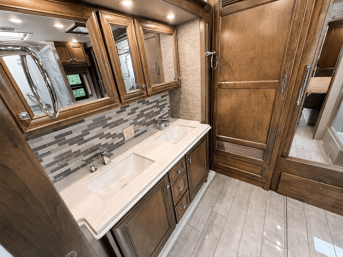 2022 Tiffin Motorhomes  2022 Tiffin Motorhomes  Phaeton - thumbnail 26