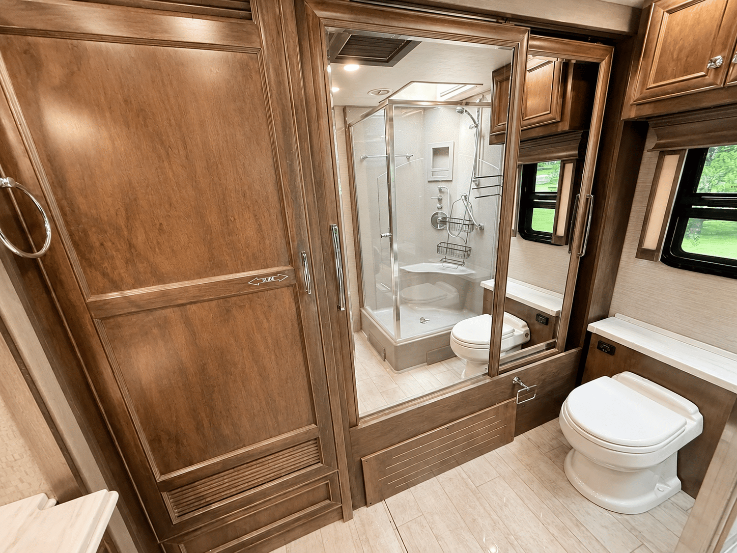 2022 Tiffin Motorhomes  2022 Tiffin Motorhomes  Phaeton - thumbnail 27