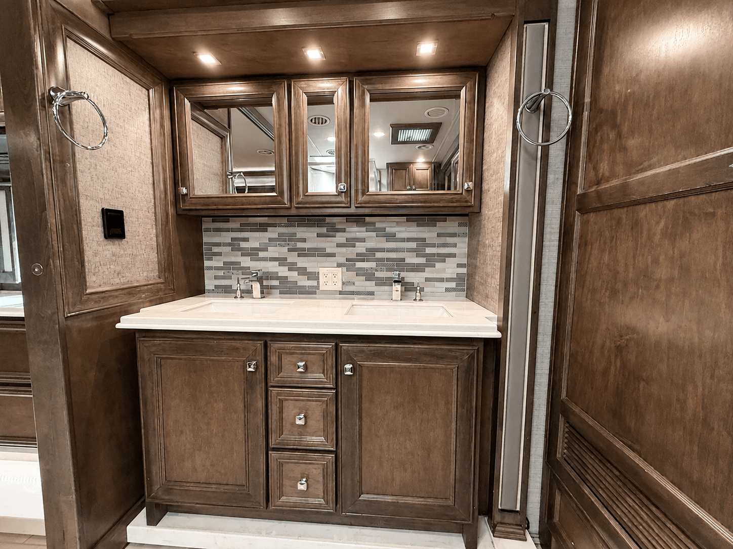 2022 Tiffin Motorhomes  2022 Tiffin Motorhomes  Phaeton - thumbnail 29
