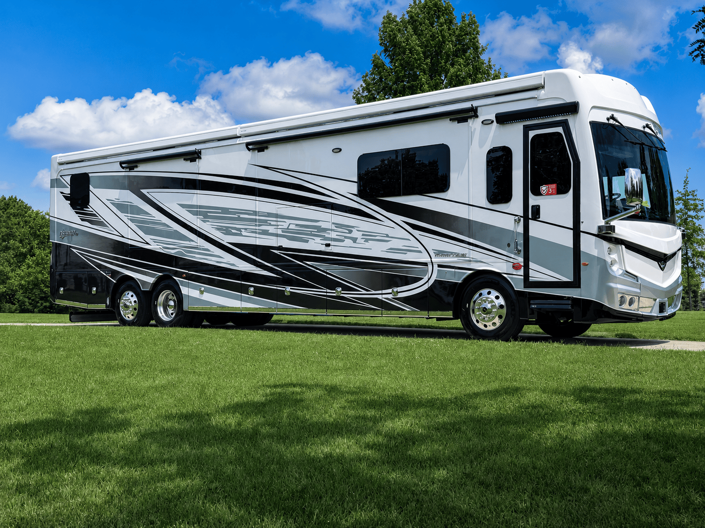 2027 Fleetwood  Discovery LXE 44S