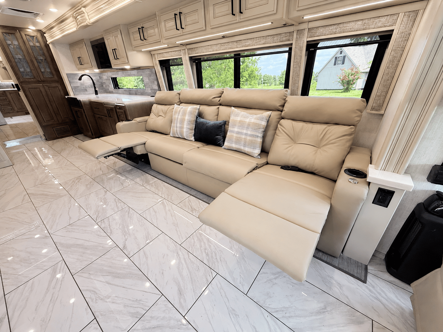 2027 Fleetwood  2027 Fleetwood  Discovery LXE - thumbnail 15