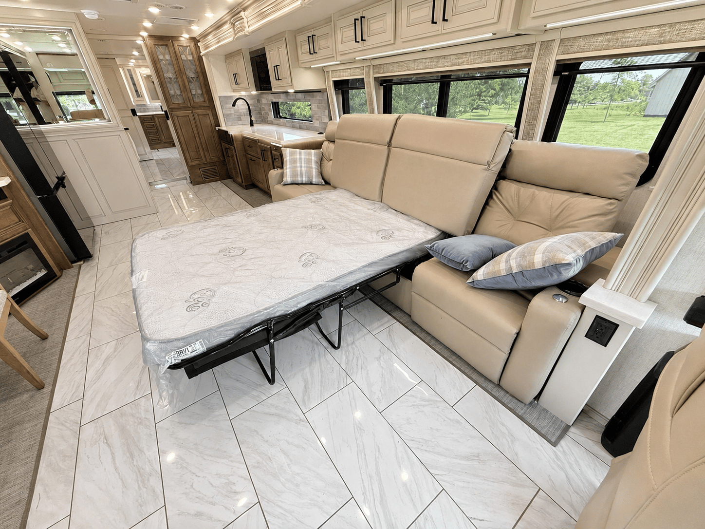 2027 Fleetwood  2027 Fleetwood  Discovery LXE - thumbnail 17