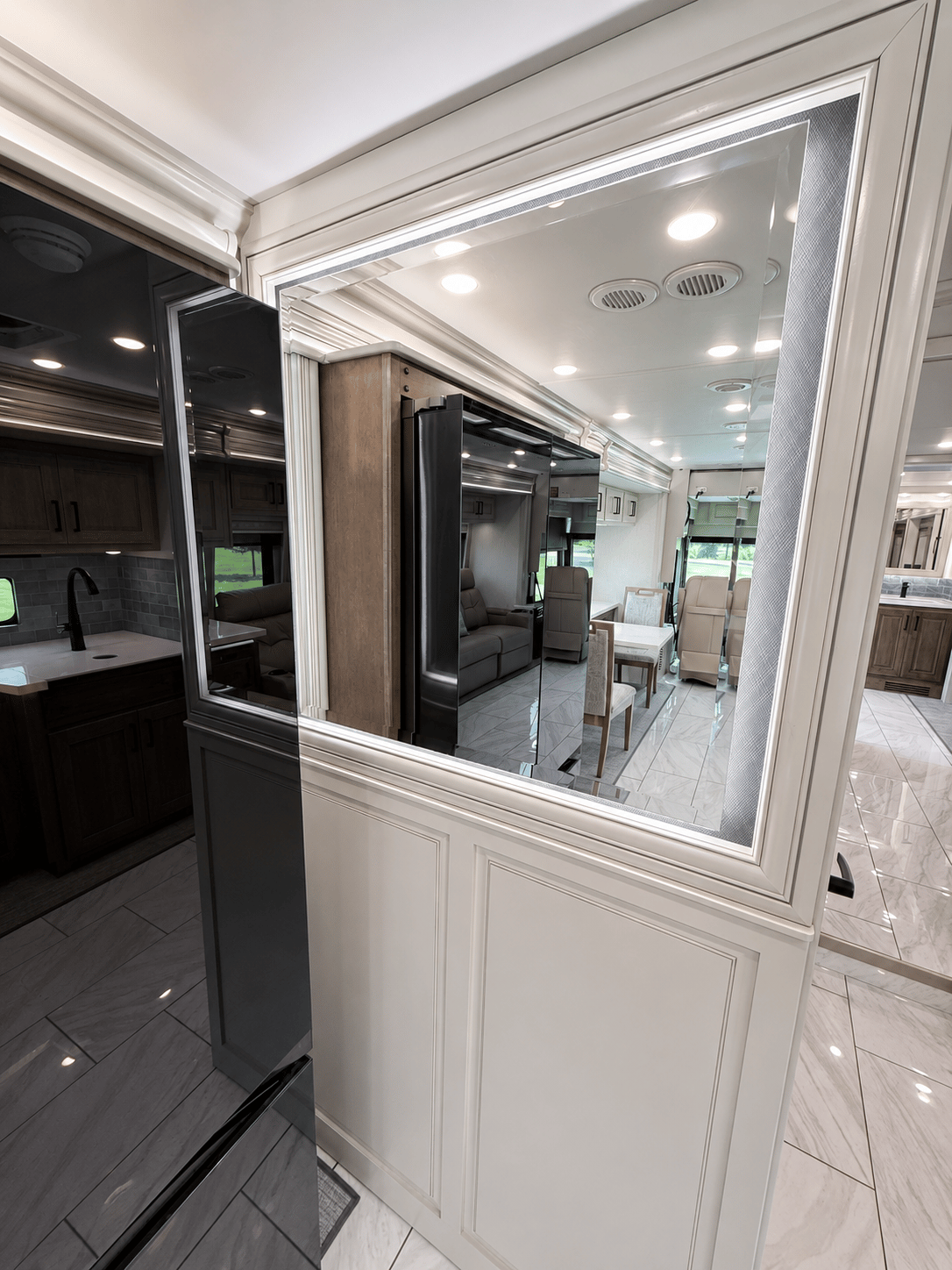 2027 Fleetwood  2027 Fleetwood  Discovery LXE - thumbnail 24