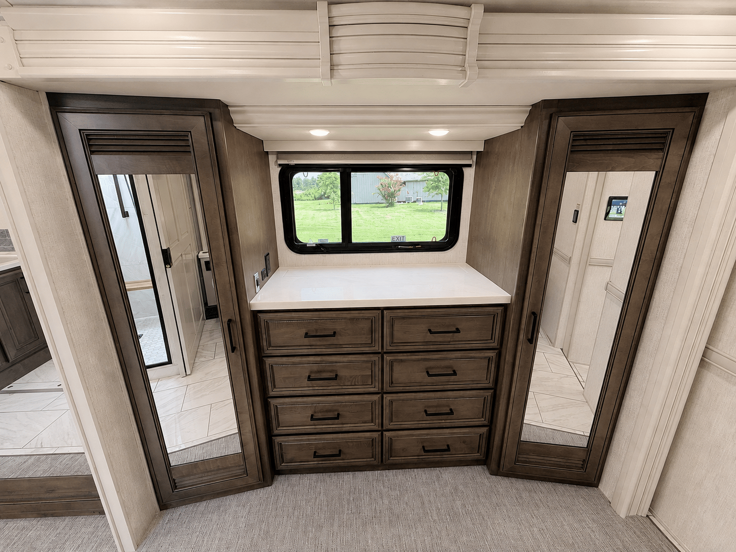 2027 Fleetwood  2027 Fleetwood  Discovery LXE - thumbnail 34