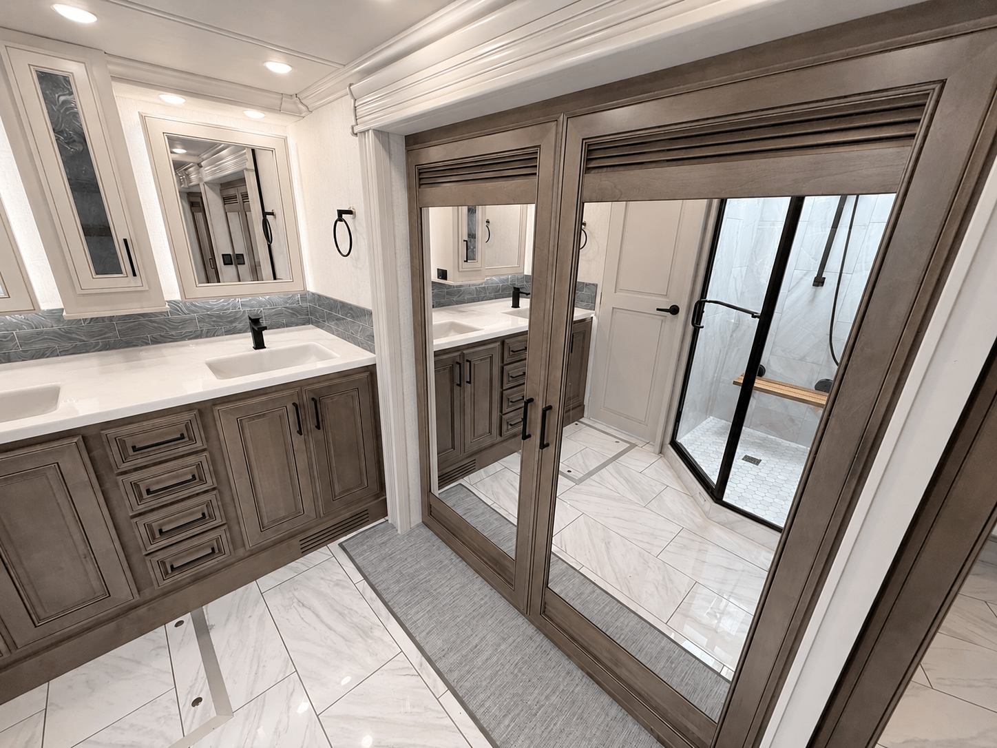 2027 Fleetwood  2027 Fleetwood  Discovery LXE - thumbnail 37