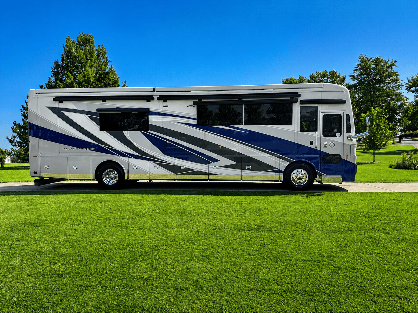 2027 Tiffin Motorhomes  2027 Tiffin Motorhomes  Allegro Bus  - thumbnail 2