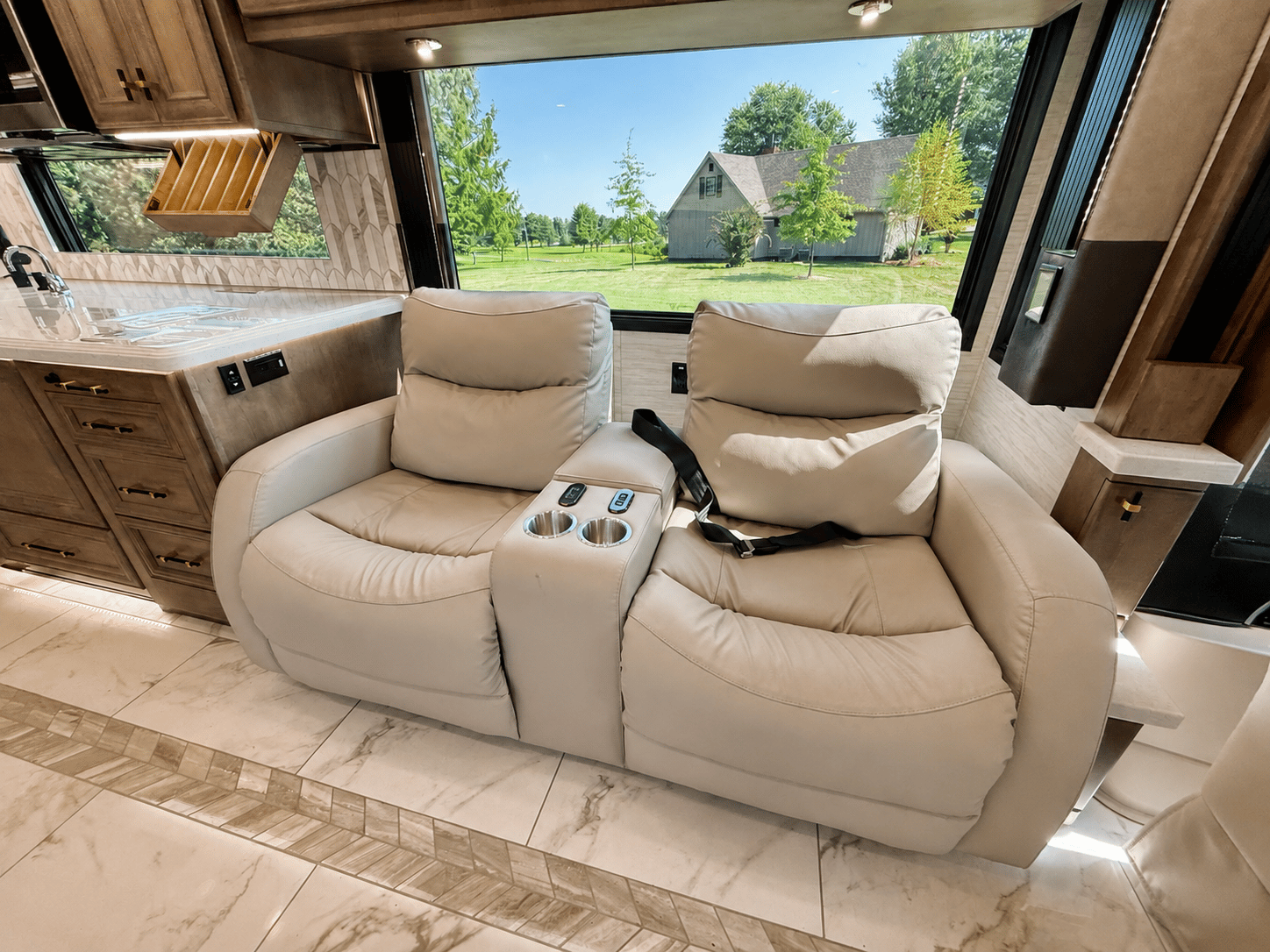 2027 Tiffin Motorhomes  2027 Tiffin Motorhomes  Allegro Bus  - thumbnail 15