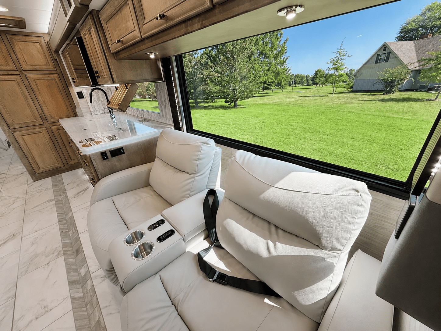 2027 Tiffin Motorhomes  2027 Tiffin Motorhomes  Allegro Bus  - thumbnail 16