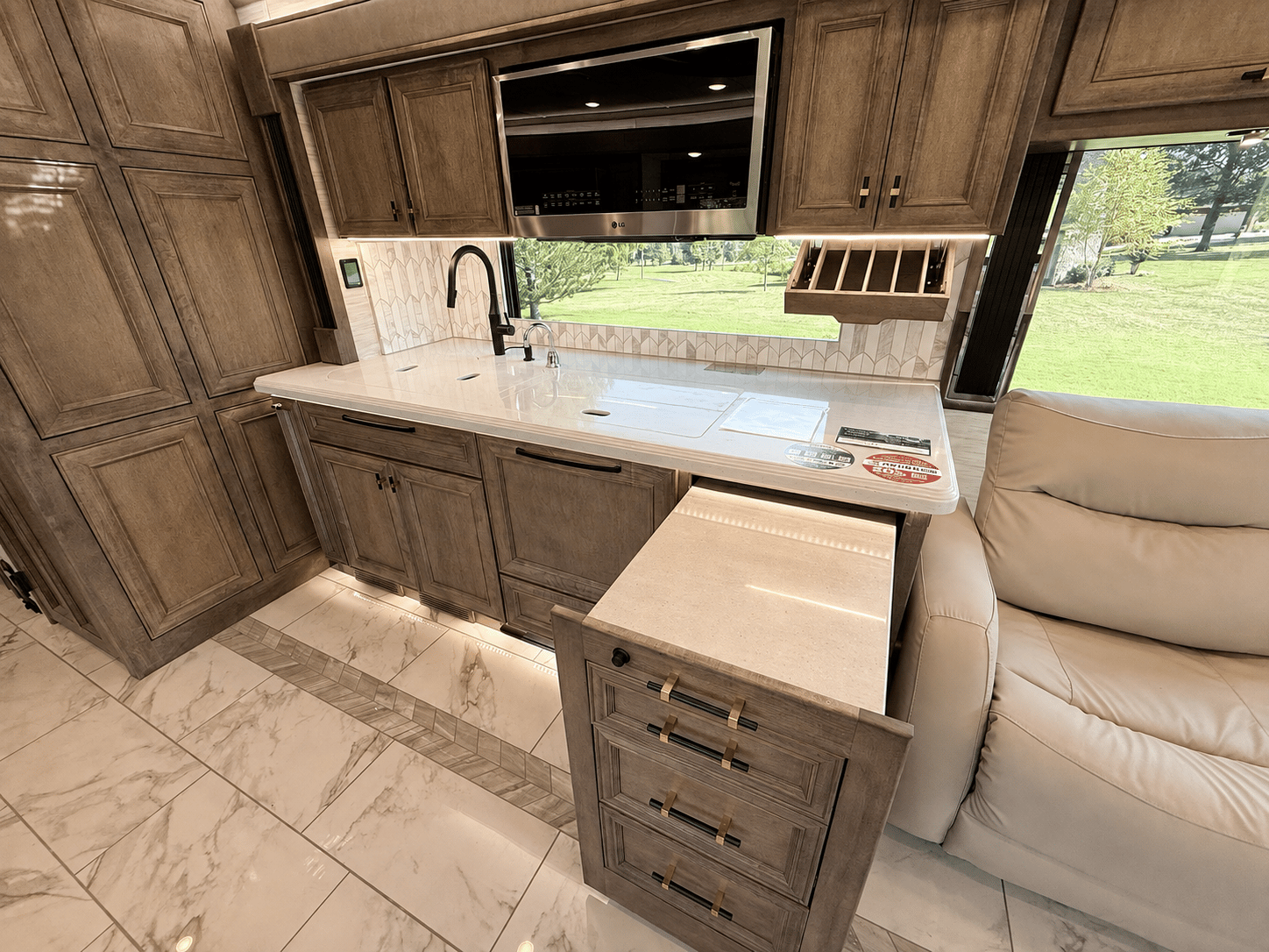 2027 Tiffin Motorhomes  2027 Tiffin Motorhomes  Allegro Bus  - thumbnail 17