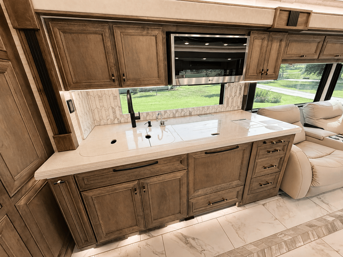 2027 Tiffin Motorhomes  2027 Tiffin Motorhomes  Allegro Bus  - thumbnail 19