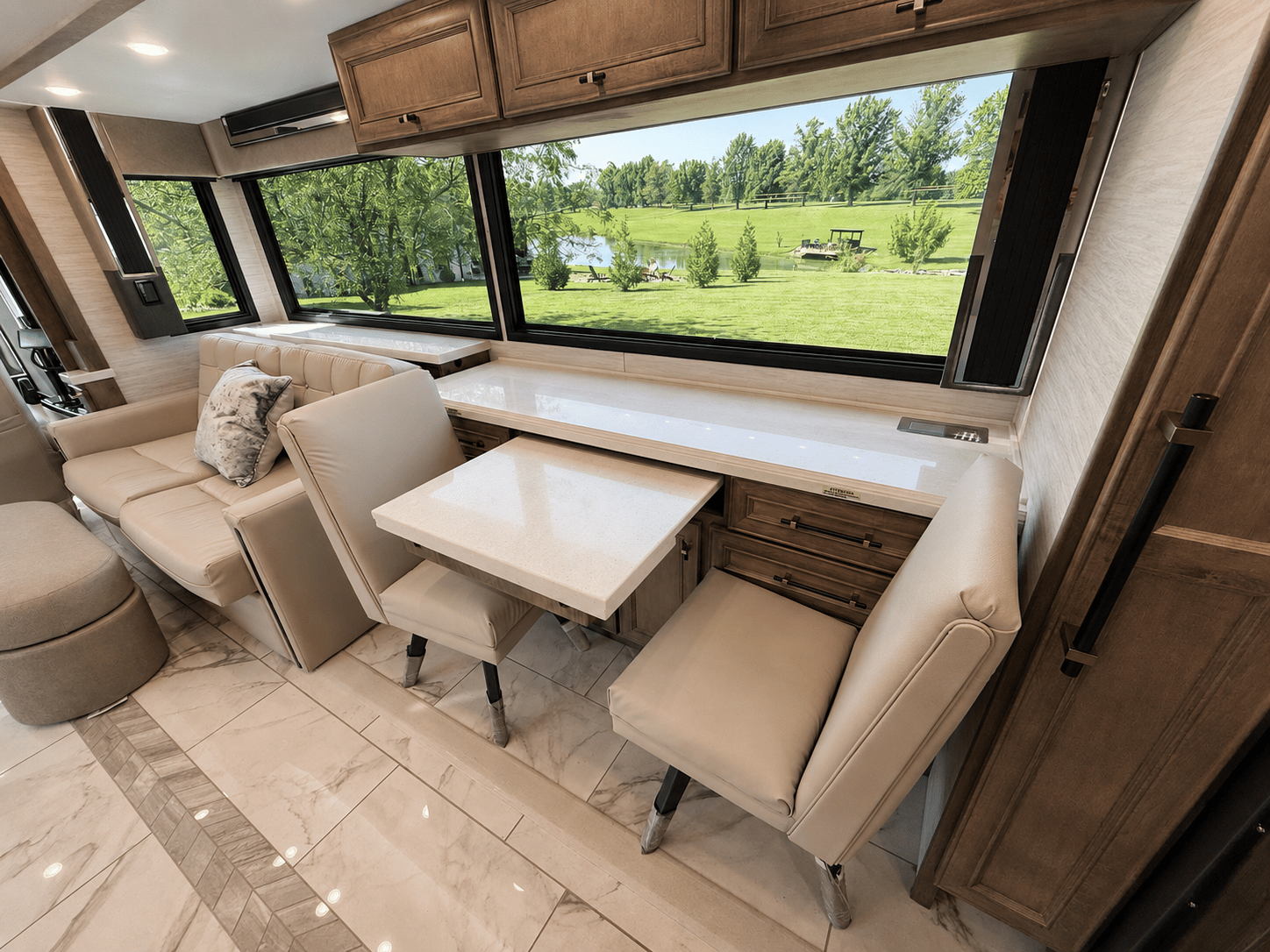 2027 Tiffin Motorhomes  2027 Tiffin Motorhomes  Allegro Bus  - thumbnail 21