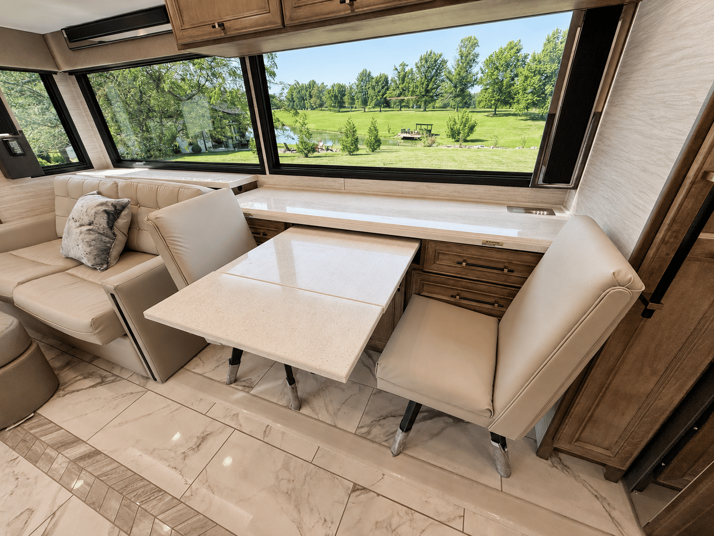 2027 Tiffin Motorhomes  2027 Tiffin Motorhomes  Allegro Bus  - thumbnail 22