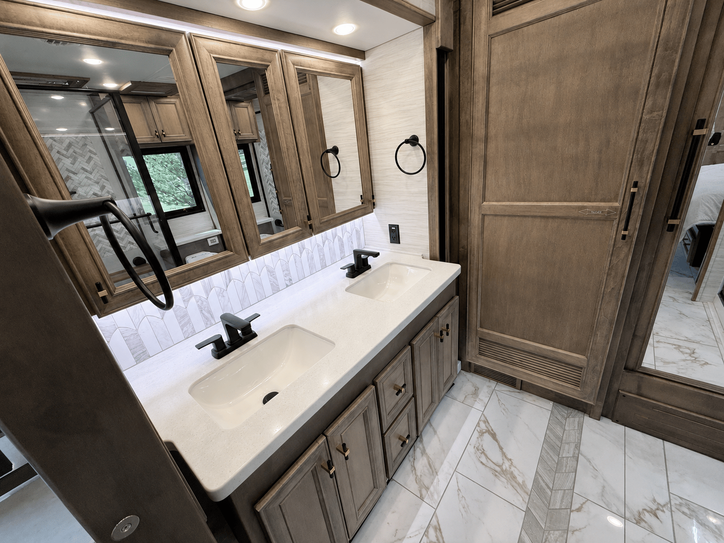 2027 Tiffin Motorhomes  2027 Tiffin Motorhomes  Allegro Bus  - thumbnail 39