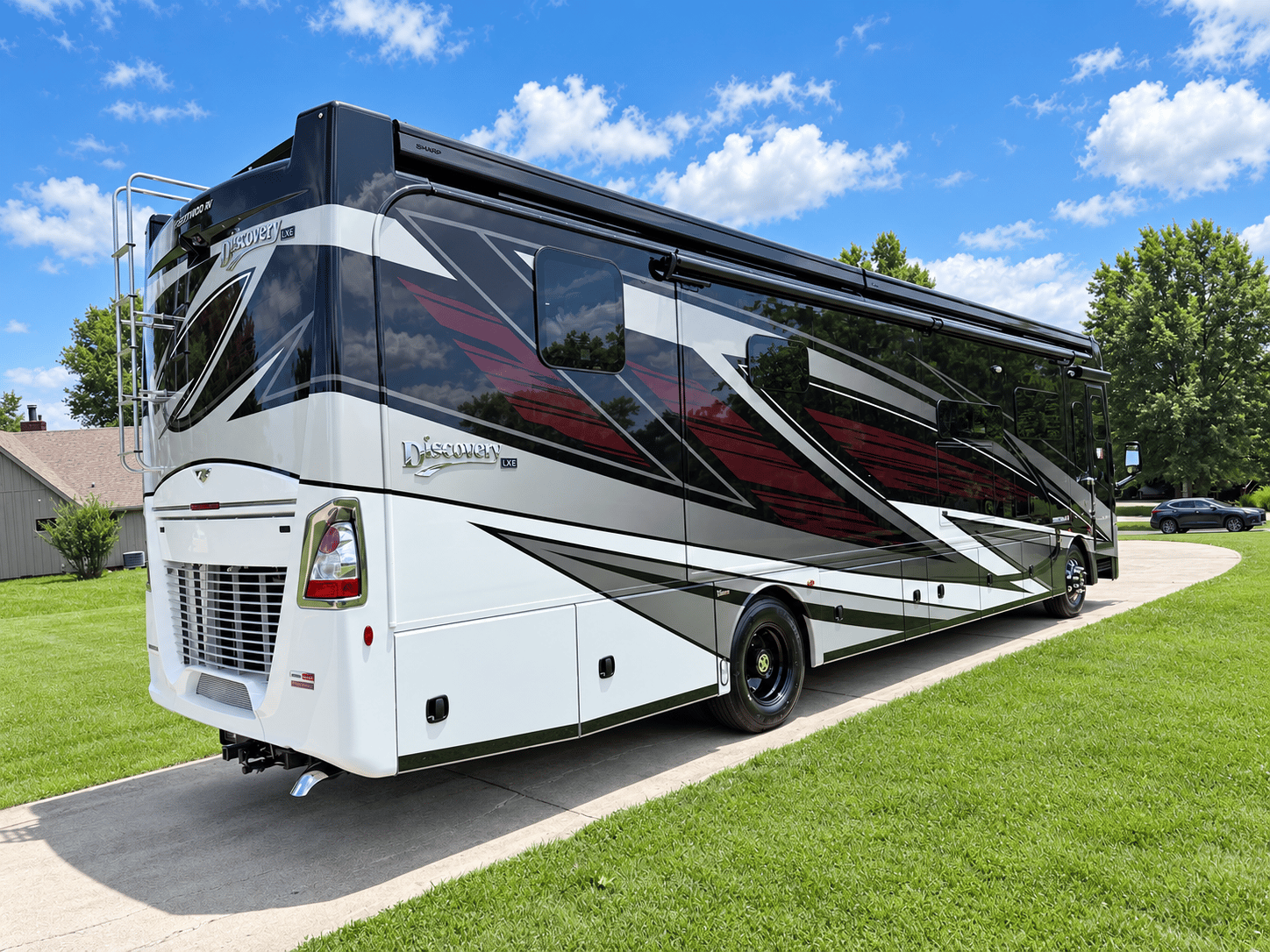 2027 Fleetwood 2027 Fleetwood Discovery LXE - thumbnail 3