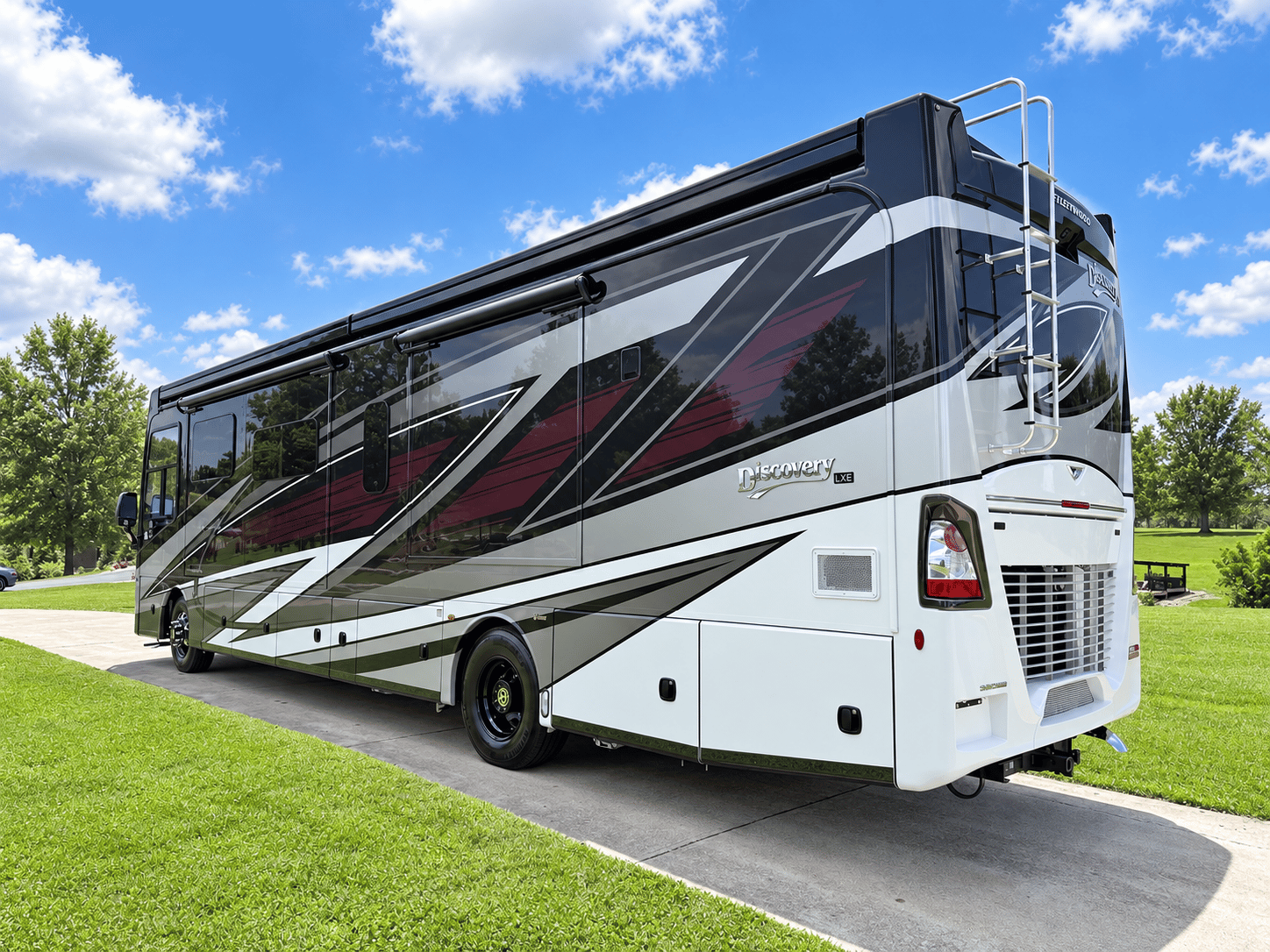 2027 Fleetwood 2027 Fleetwood Discovery LXE - thumbnail 4