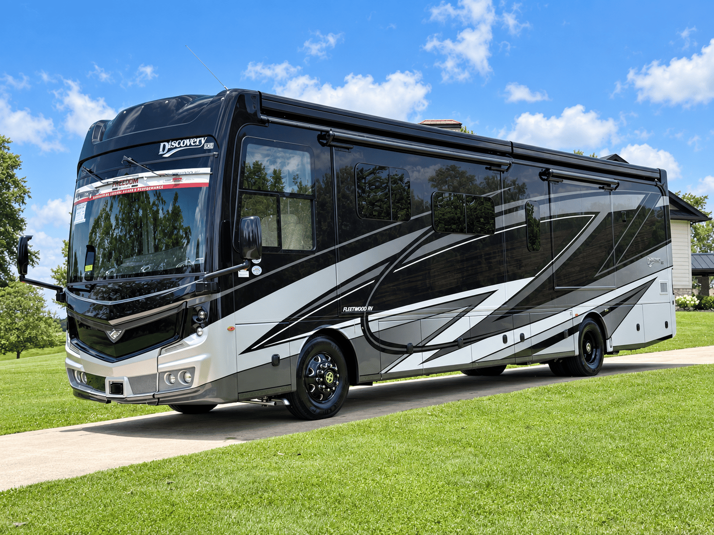 2027 Fleetwood 2027 Fleetwood Discovery LXE - thumbnail 6