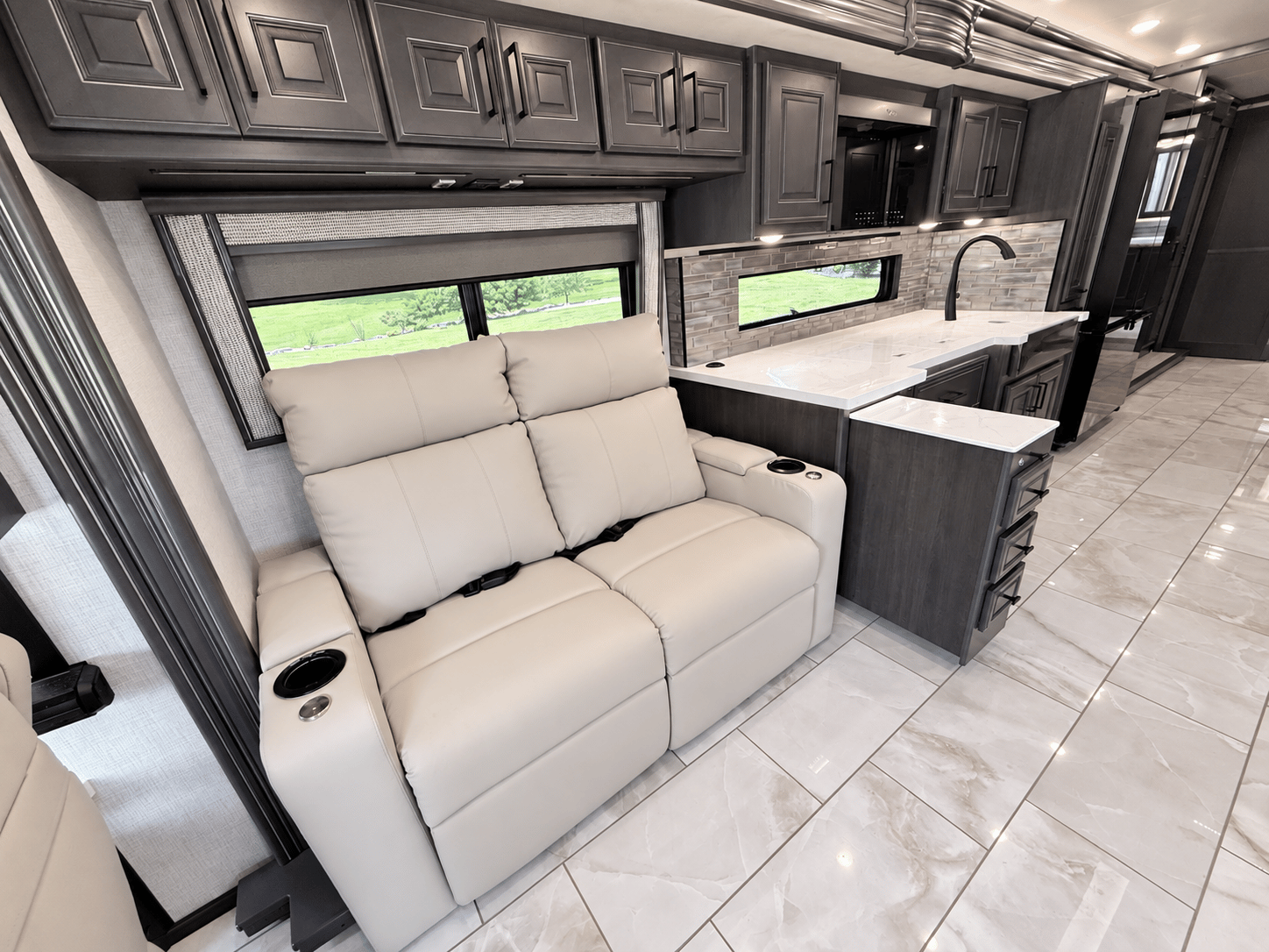 2027 Fleetwood 2027 Fleetwood Discovery LXE - thumbnail 12