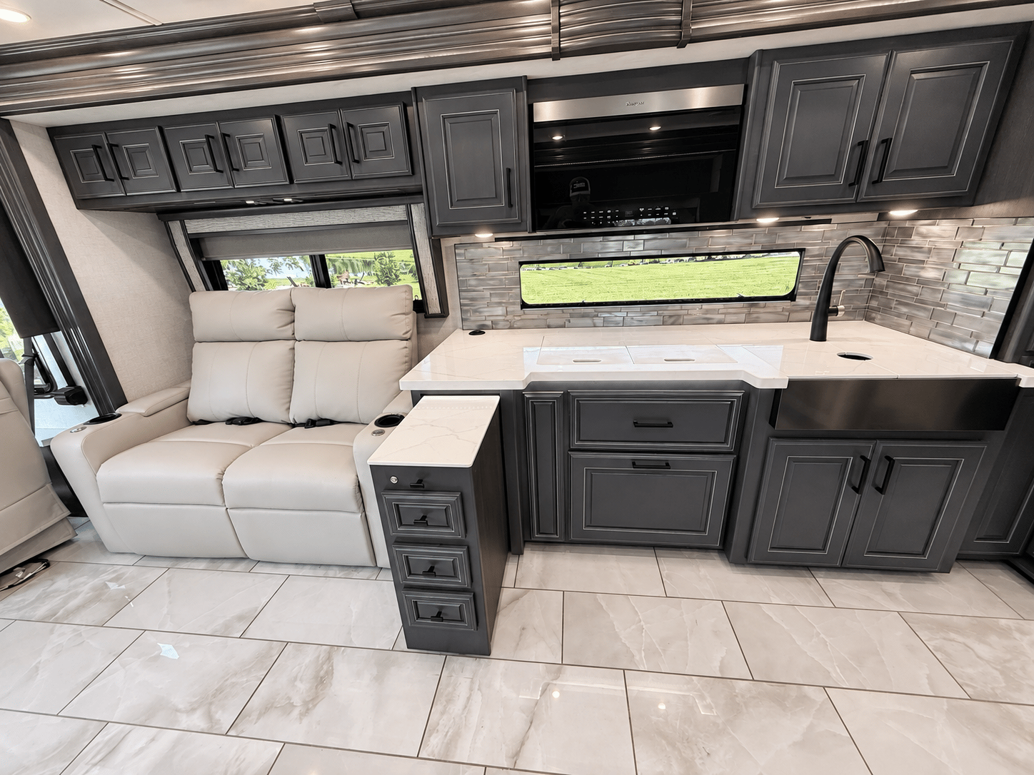 2027 Fleetwood 2027 Fleetwood Discovery LXE - thumbnail 16