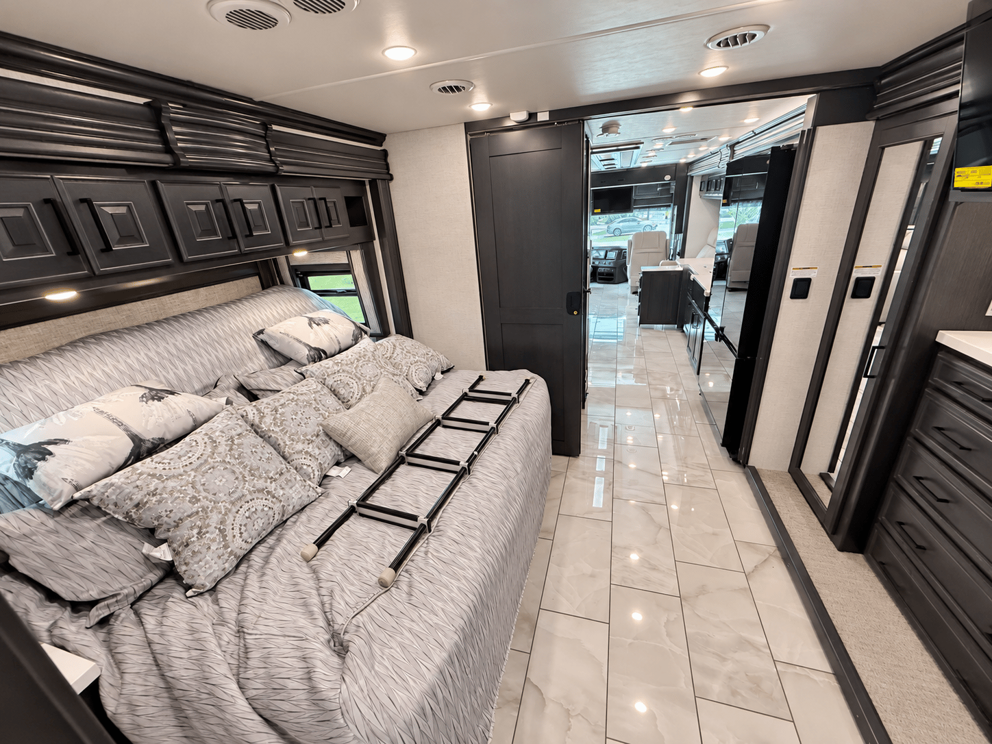 2027 Fleetwood 2027 Fleetwood Discovery LXE - thumbnail 28