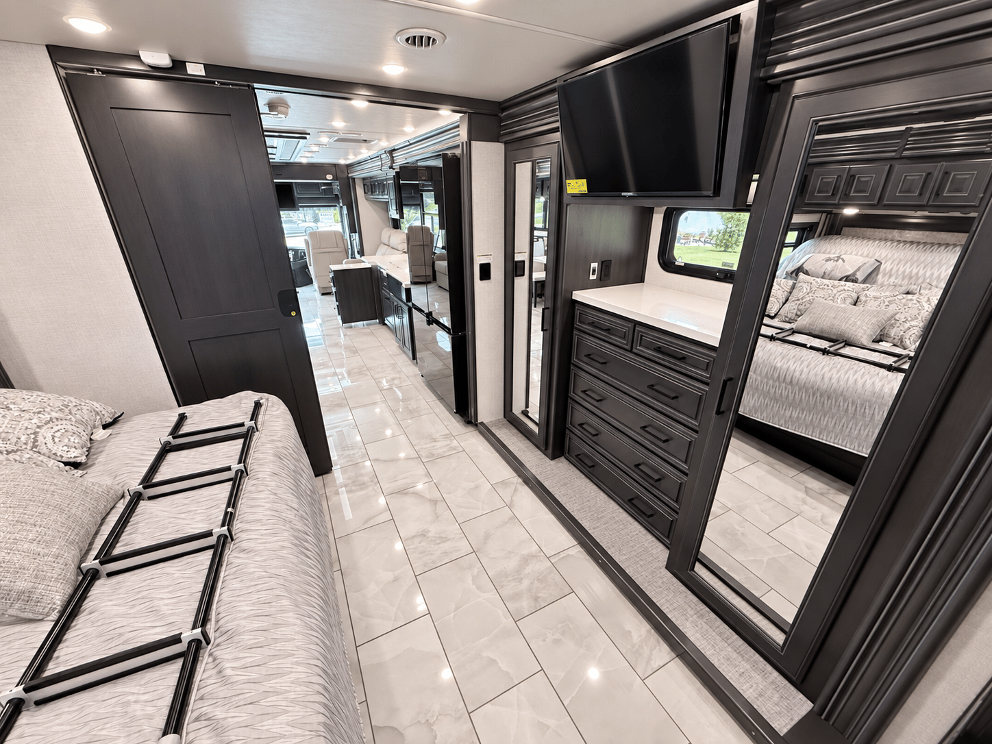 2027 Fleetwood 2027 Fleetwood Discovery LXE - thumbnail 29