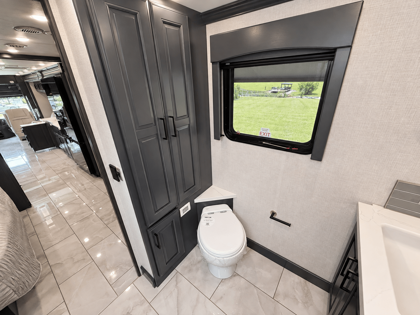 2027 Fleetwood 2027 Fleetwood Discovery LXE - thumbnail 35