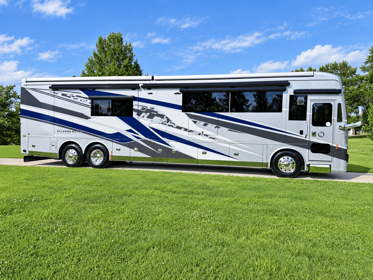 2027 Tiffin Motorhomes 2027 Tiffin Motorhomes Allegro Bus - thumbnail 3