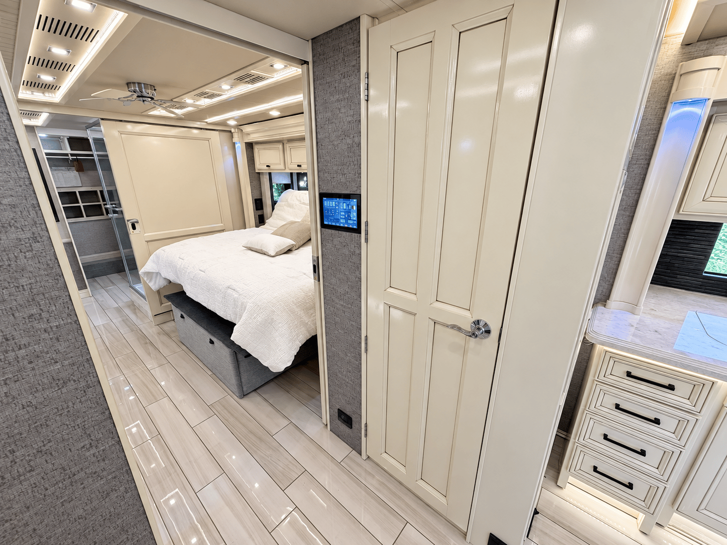 2020 Tiffin Motorhomes 2020 Tiffin Motorhomes Allegro Bus - thumbnail 32