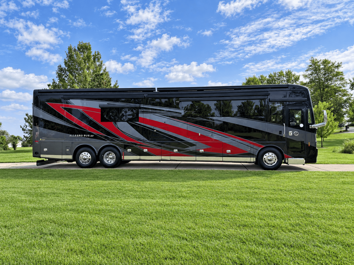 2027 Tiffin Motorhomes 2027 Tiffin Motorhomes ALLEGRO BUS - thumbnail 3