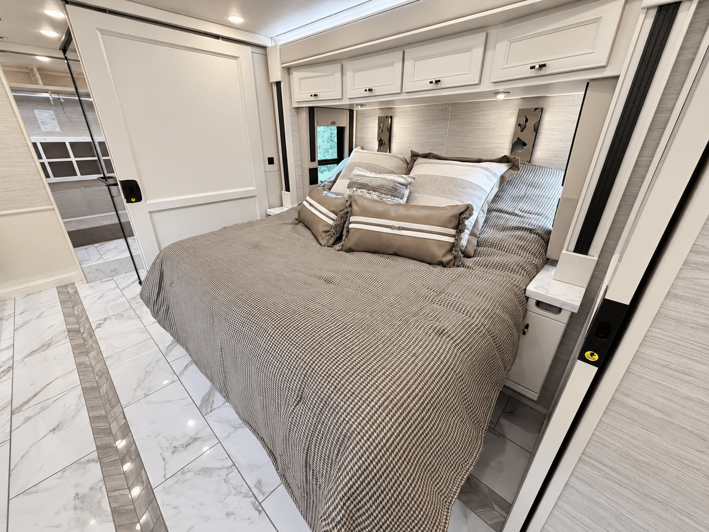 2027 Tiffin Motorhomes 2027 Tiffin Motorhomes ALLEGRO BUS - thumbnail 33