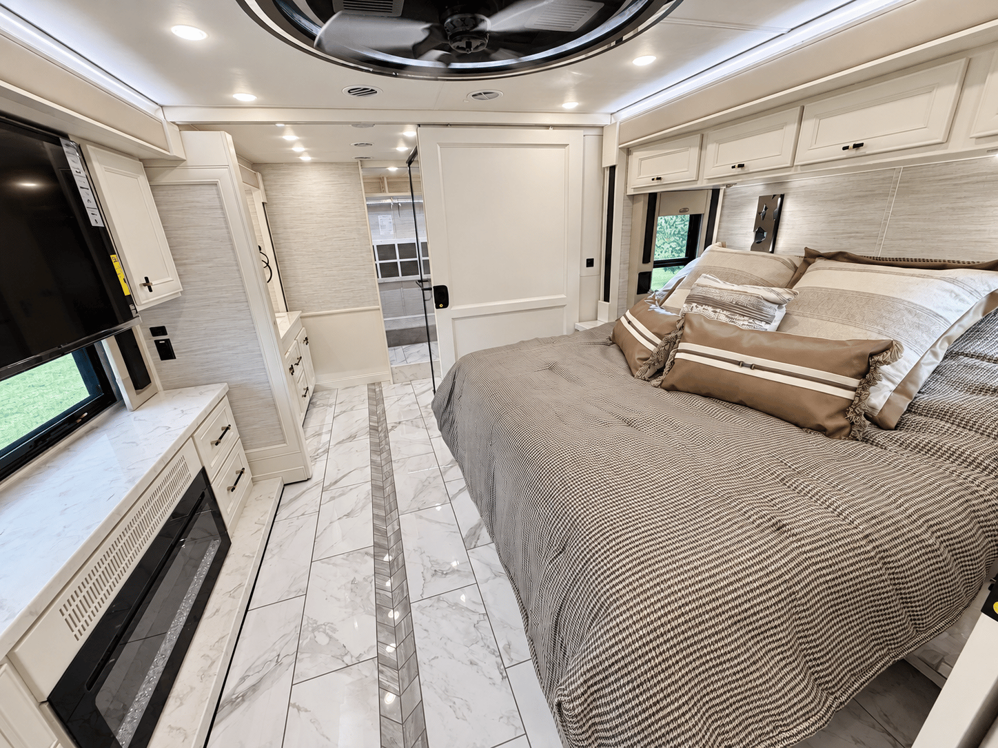 2027 Tiffin Motorhomes 2027 Tiffin Motorhomes ALLEGRO BUS - thumbnail 34