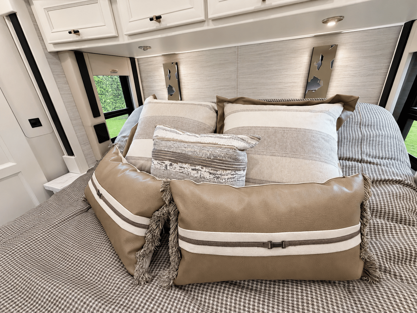 2027 Tiffin Motorhomes 2027 Tiffin Motorhomes ALLEGRO BUS - thumbnail 36