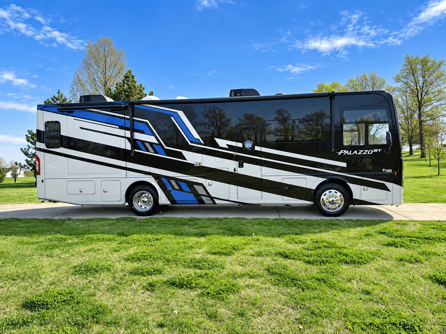 2026 Thor Motor Coach 2026 Thor Motor Coach Palazzo - thumbnail 3