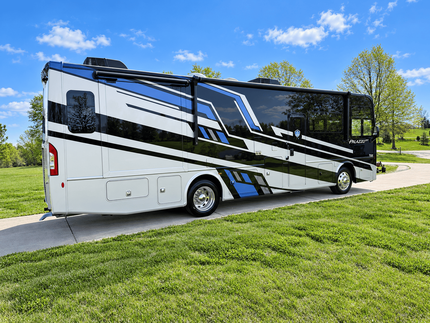 2026 Thor Motor Coach 2026 Thor Motor Coach Palazzo - thumbnail 4