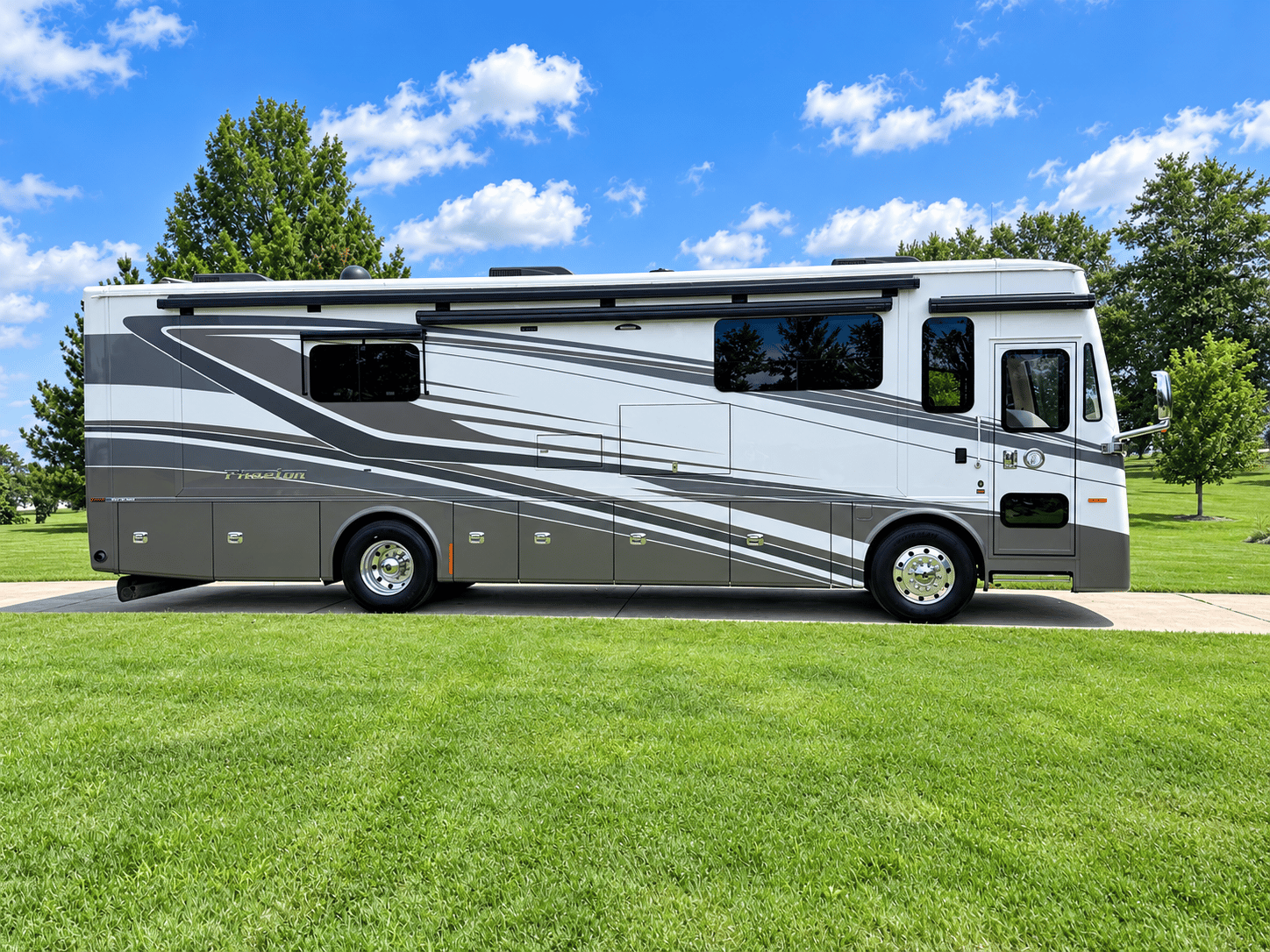 2024 Tiffin Motorhomes 2024 Tiffin Motorhomes Phaeton - thumbnail 2