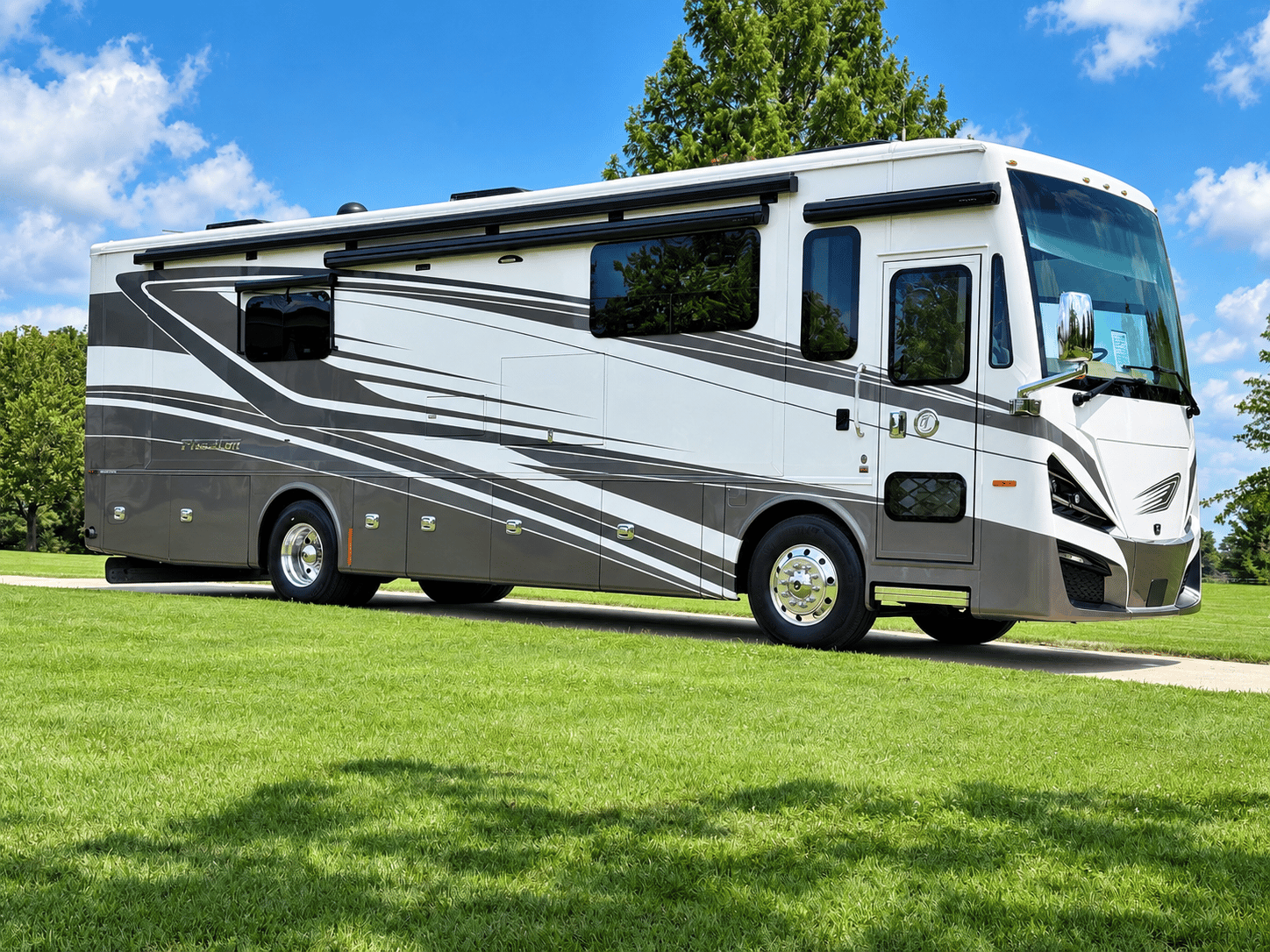 2024 Tiffin Motorhomes 2024 Tiffin Motorhomes Phaeton - thumbnail 3