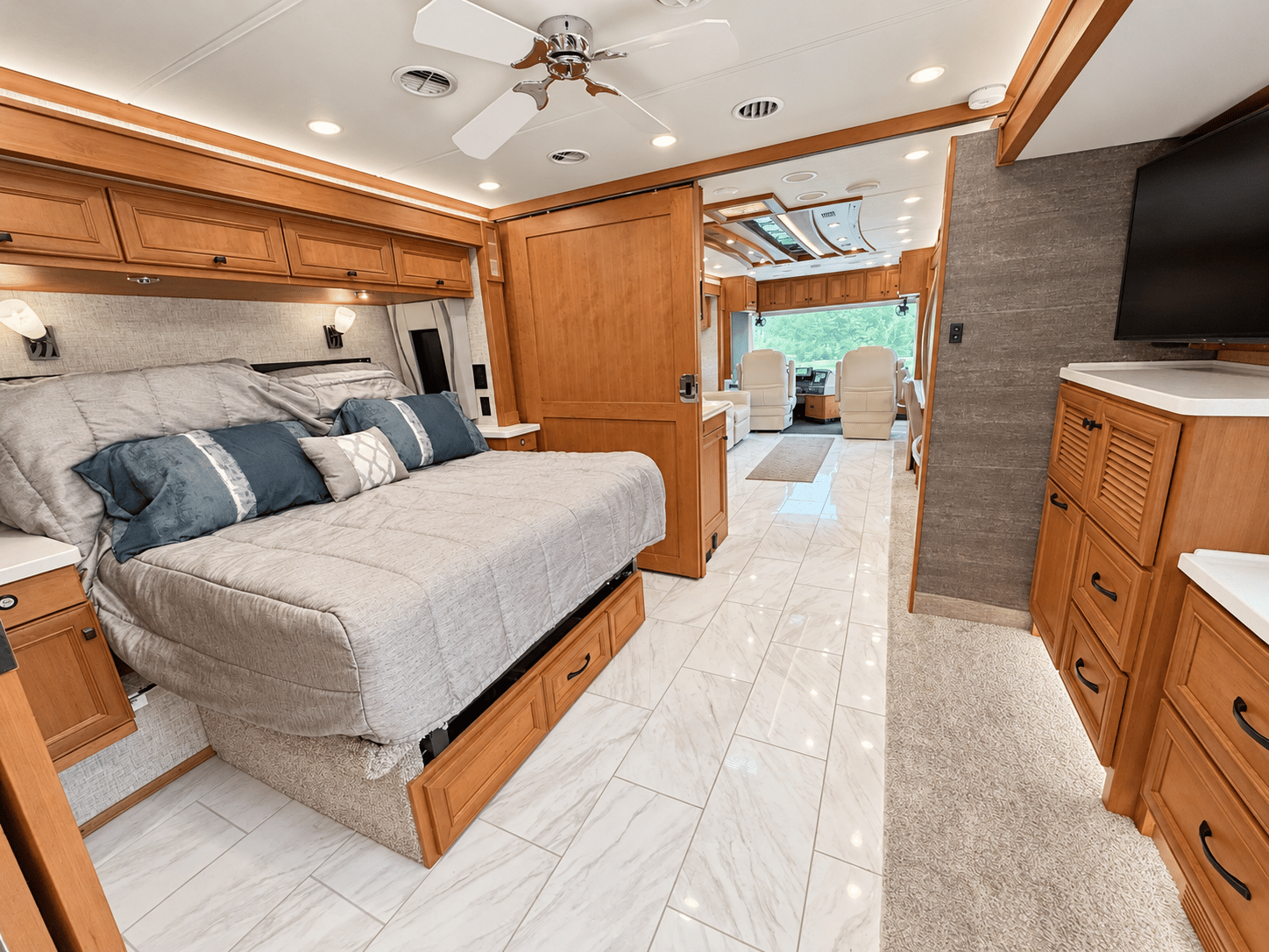 2024 Tiffin Motorhomes 2024 Tiffin Motorhomes Phaeton - thumbnail 37