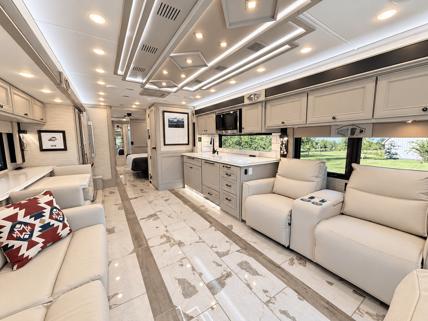 2027 Tiffin Motor Homes 2027 Tiffin Motor Homes Phaeton - thumbnail 12