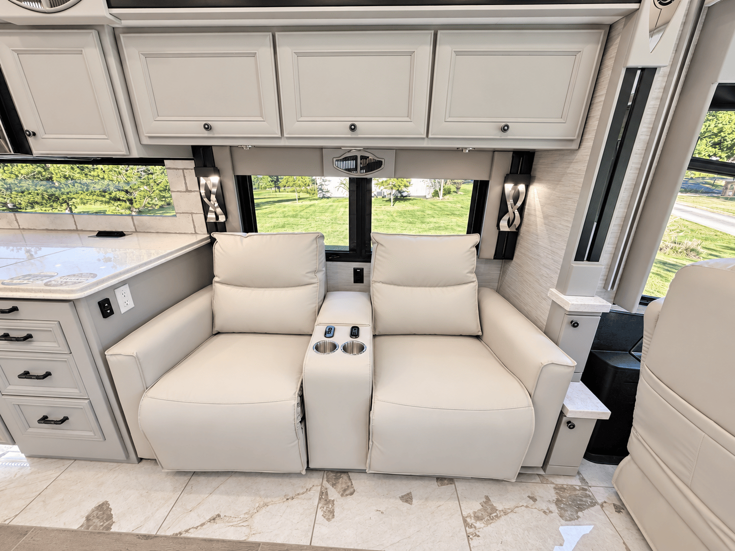 2027 Tiffin Motor Homes 2027 Tiffin Motor Homes Phaeton - thumbnail 18