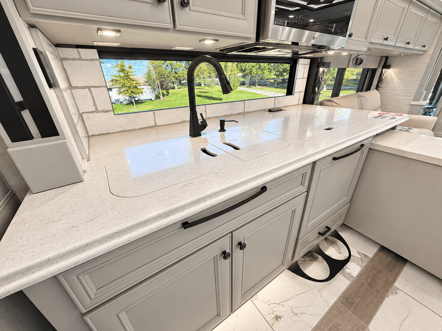 2027 Tiffin Motor Homes 2027 Tiffin Motor Homes Phaeton - thumbnail 21