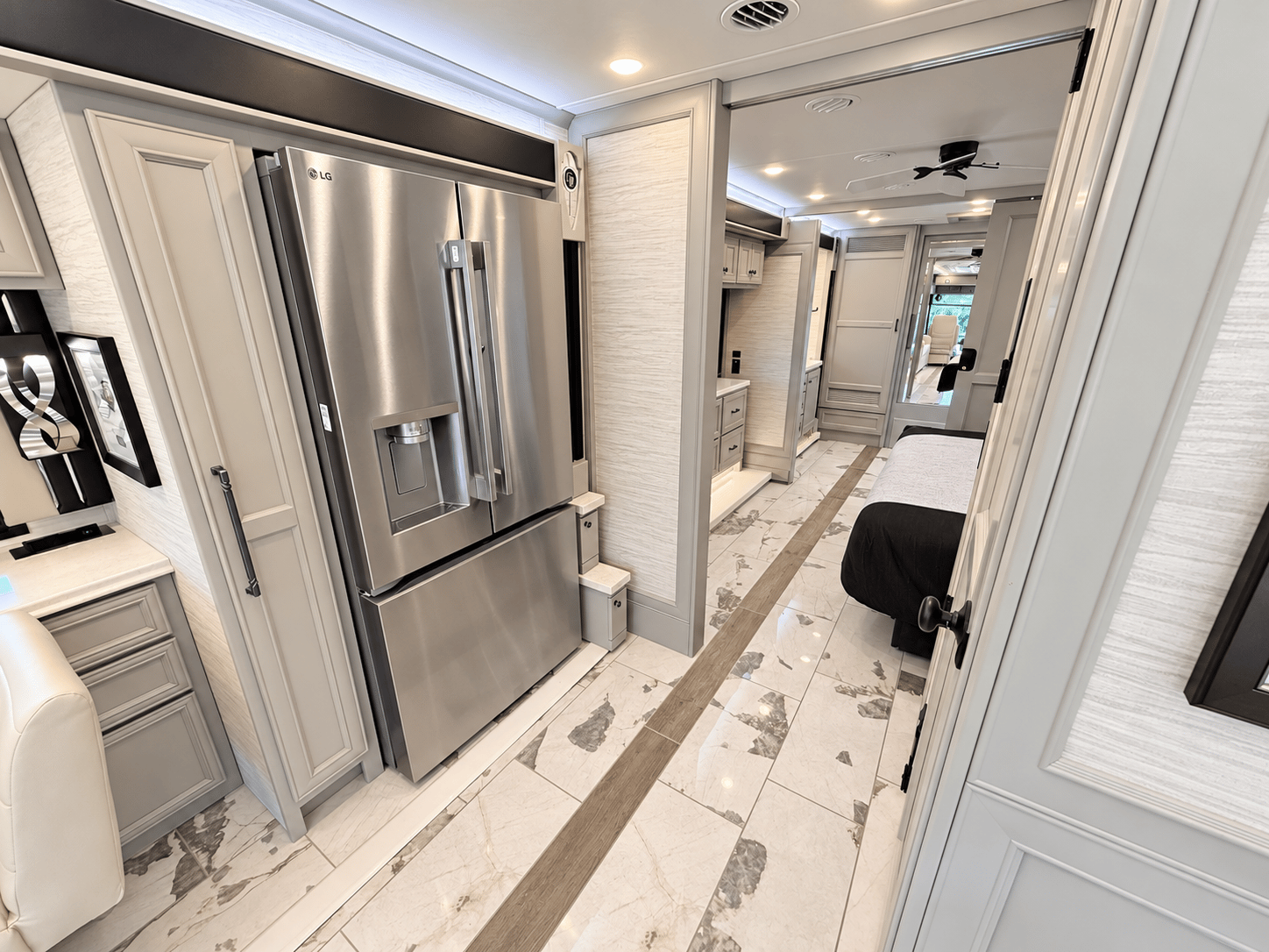2027 Tiffin Motor Homes 2027 Tiffin Motor Homes Phaeton - thumbnail 26