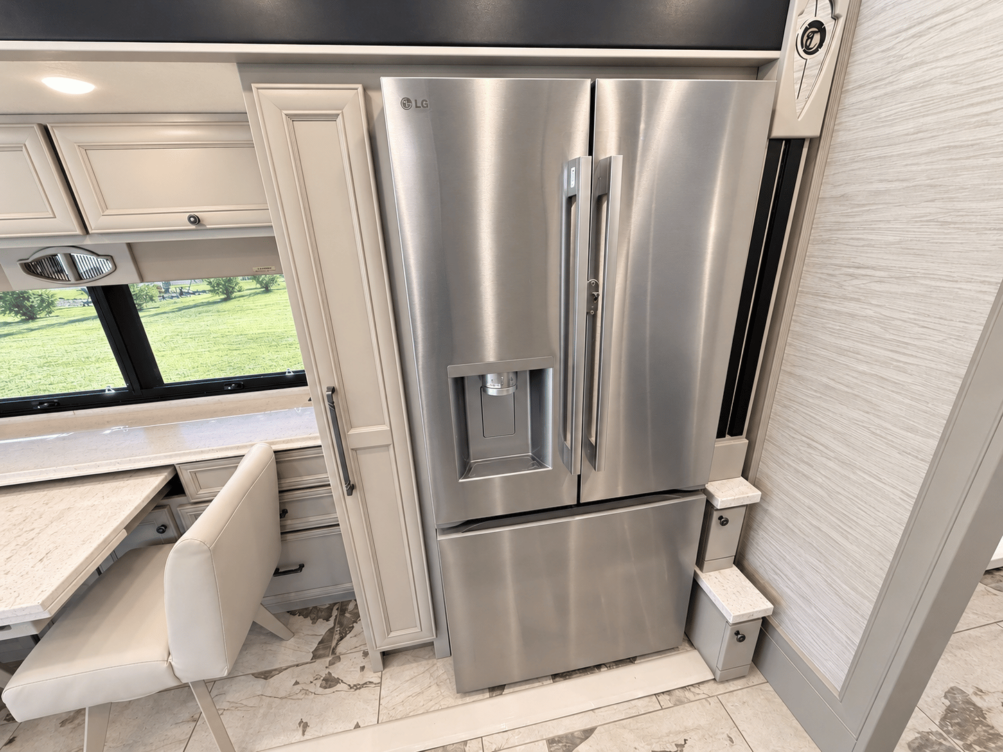 2027 Tiffin Motor Homes 2027 Tiffin Motor Homes Phaeton - thumbnail 28