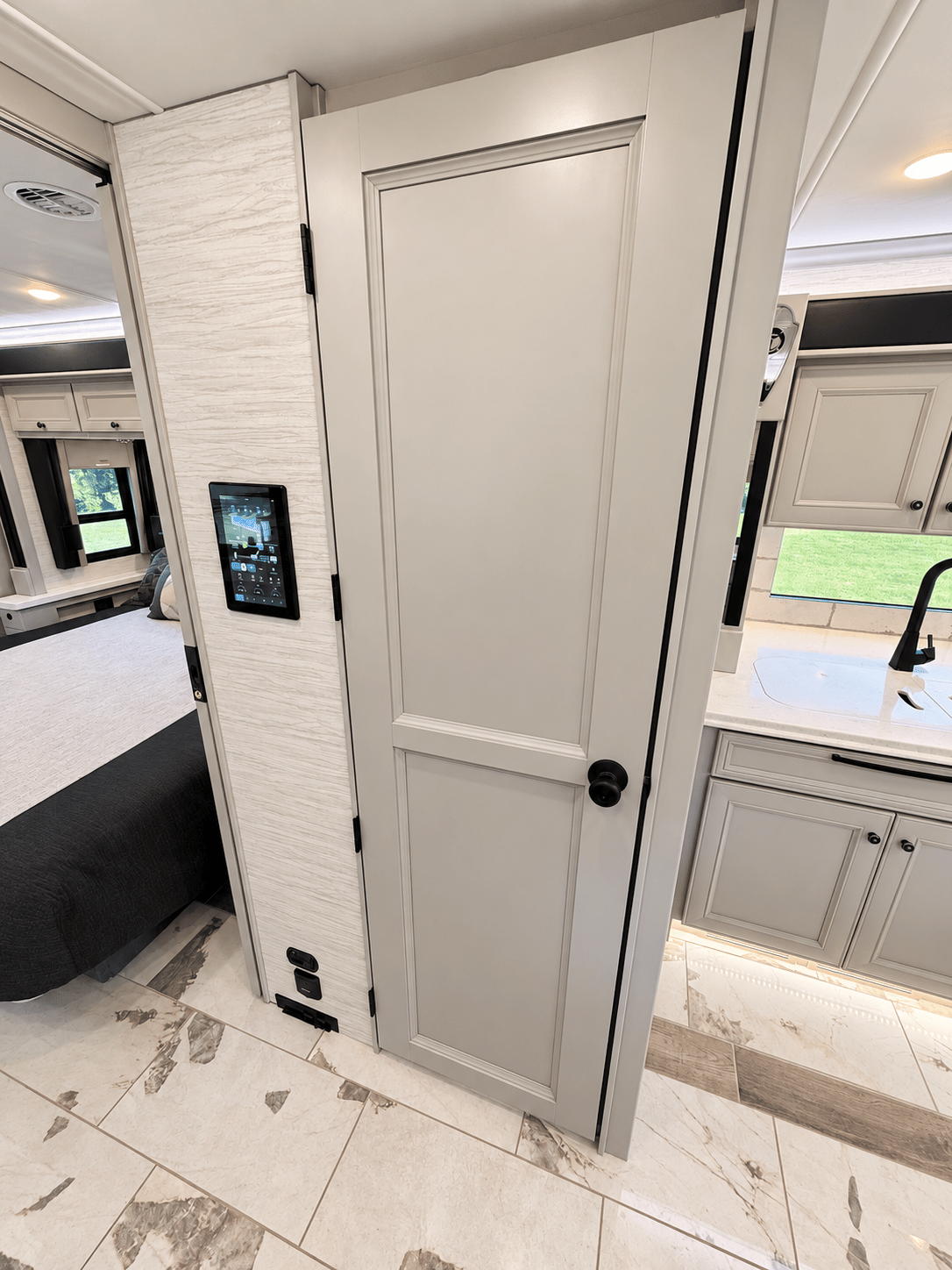 2027 Tiffin Motor Homes 2027 Tiffin Motor Homes Phaeton - thumbnail 29