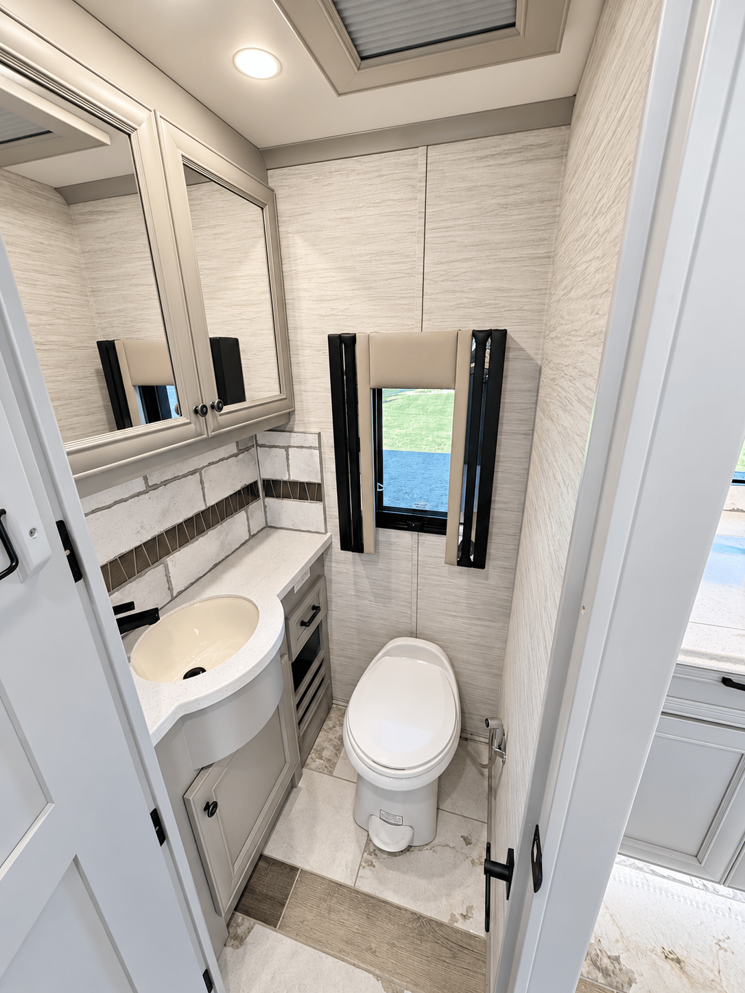 2027 Tiffin Motor Homes 2027 Tiffin Motor Homes Phaeton - thumbnail 30