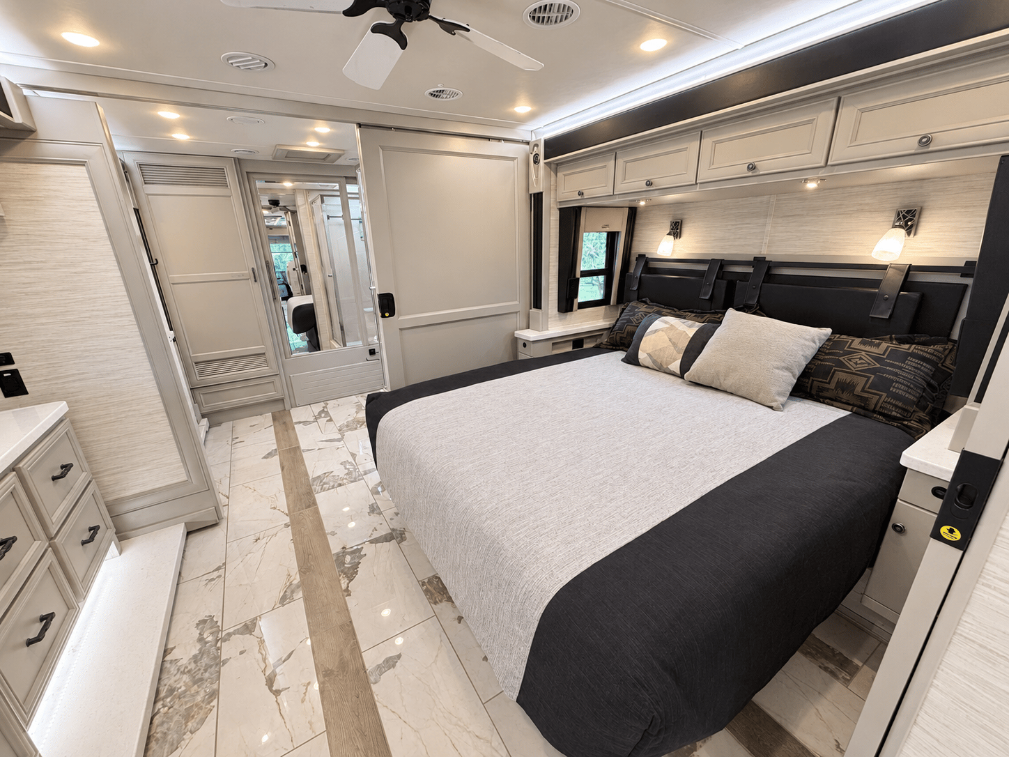 2027 Tiffin Motor Homes 2027 Tiffin Motor Homes Phaeton - thumbnail 32
