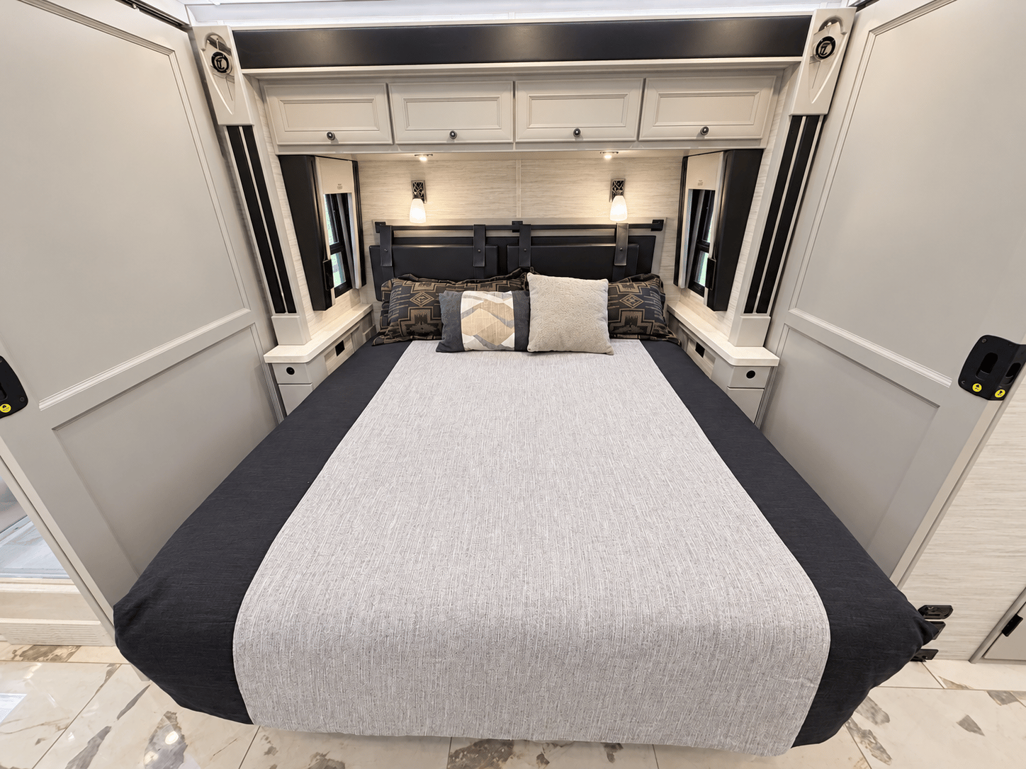 2027 Tiffin Motor Homes 2027 Tiffin Motor Homes Phaeton - thumbnail 34