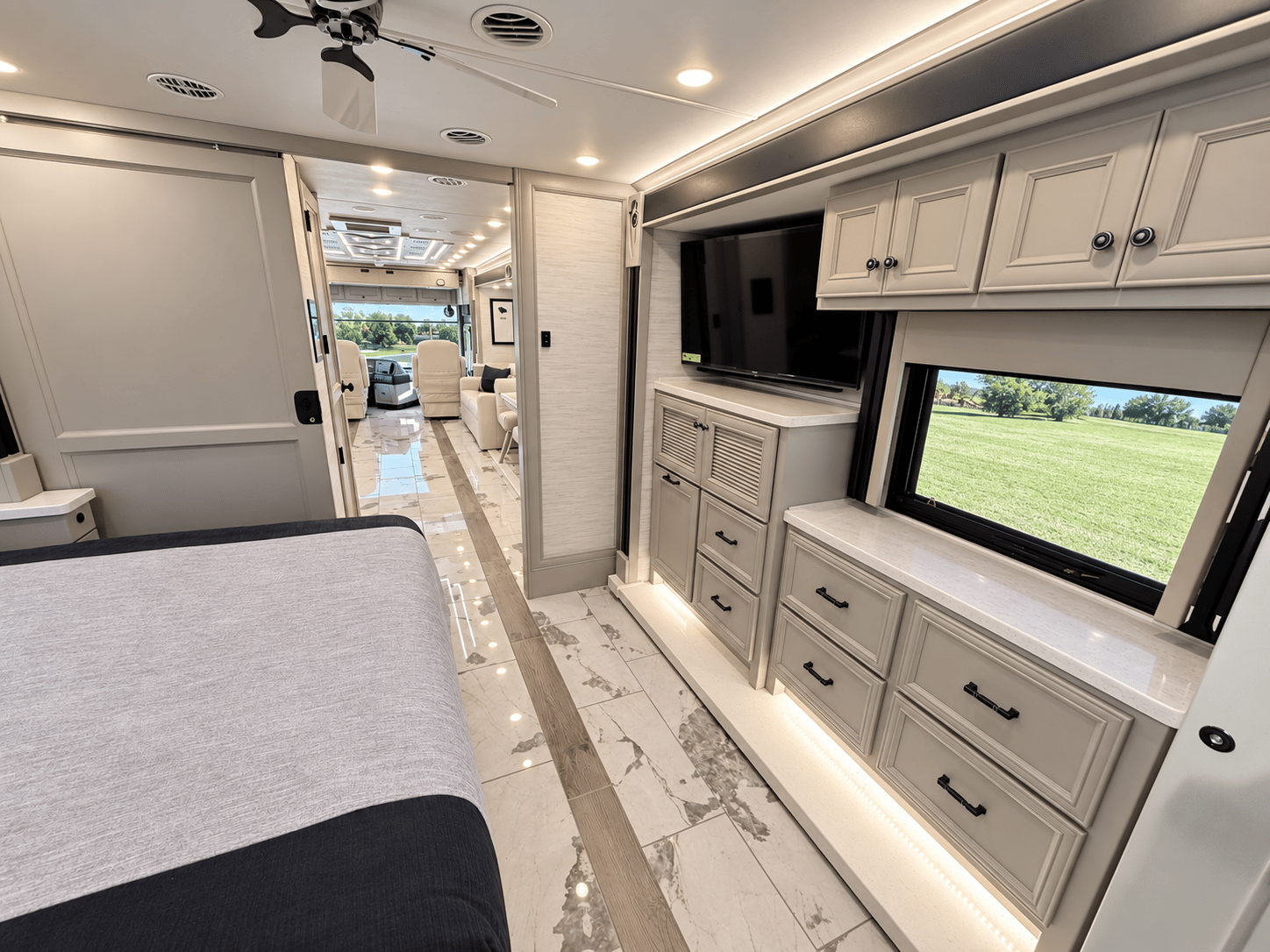 2027 Tiffin Motor Homes 2027 Tiffin Motor Homes Phaeton - thumbnail 35